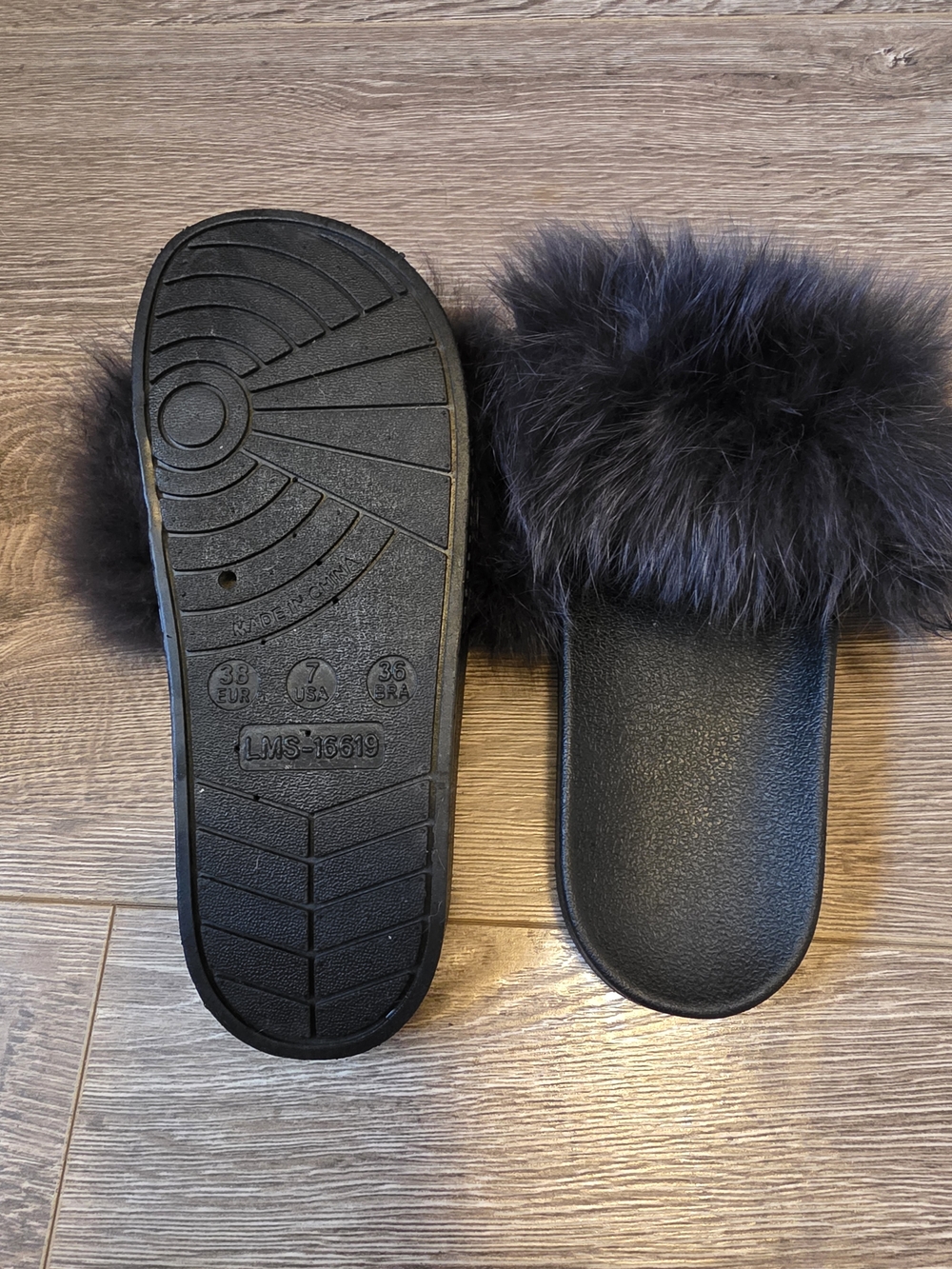 Faux Fur Slide Sandals – Black
Size: 7 (US) - Picture 4 of 5